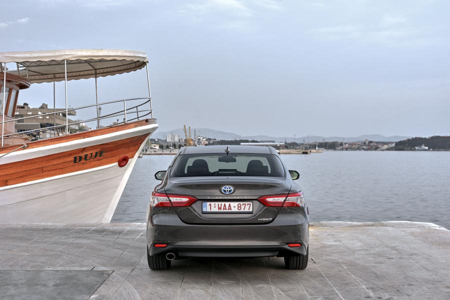  Toyota Camry Hybrid 2019 года  (EU) (фото 16 из 45)